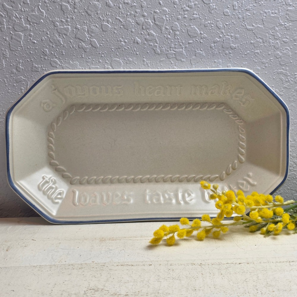 Pfaltzgraff Yorktowne Bread Tray 'A Joyous Heart Makes Loaves Taste Better'
